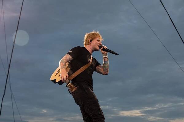 Ed Sheeran si podmanil Hradec Králové. Zpěvák své fanoušky pozdravil česky