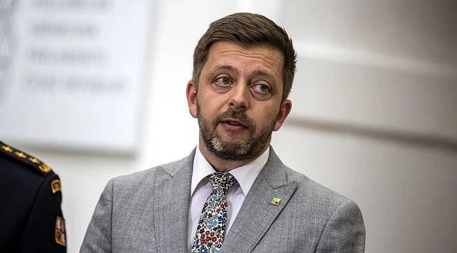 Ministr Rakušan veřejně vyhrožuje. Výzva přijata, švábe, okamžitě odstup! ~ NESPOKOJENÝ