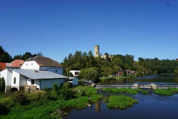 Gotický kostel, hrad, ale i Duhový most nad Lužnicí u Bechyně