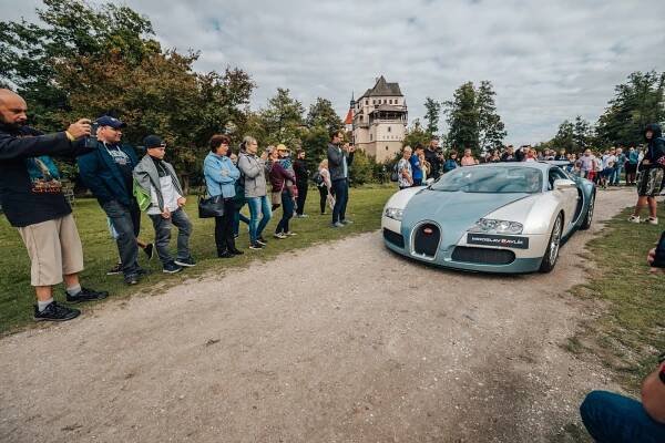 OBRAZEM: Luxusní podívaná v Blatné. U zámku můžete obdivovat Bugatti i Ferrari