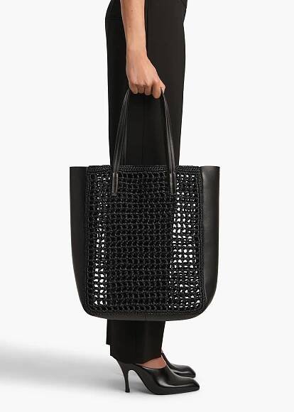 ZOE TOTE IN BLACK RAFFIA ON FIGURE VIEW
