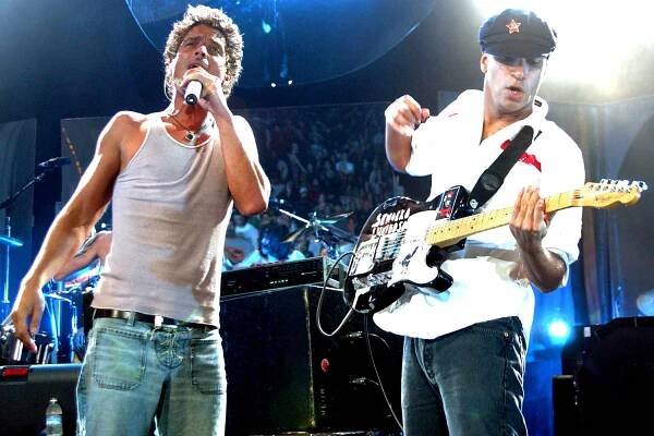 Chris Cornell (L) and Tom Morello (R) perform with Audioslave during Lollapalooza 2003