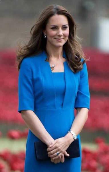 Končí éra vévodkyně Kate? Krásná snoubenka švédského prince vypadá v královské modři fantasticky