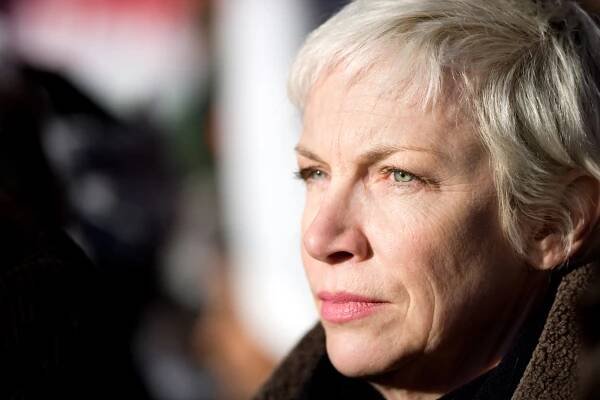 Annie Lennox slaví 70: Zpěvačka s Oscarem, Zlatým glóbem i neúnavnou vášní pro pomoc potřebným - Expres FM