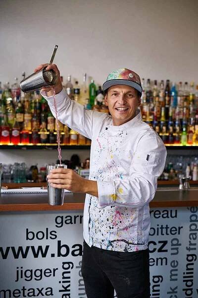 Barman Tomáš Kubíček při své práci.