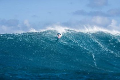Bianca Valenti competing in the Pe’ahi Challenge at Jaws