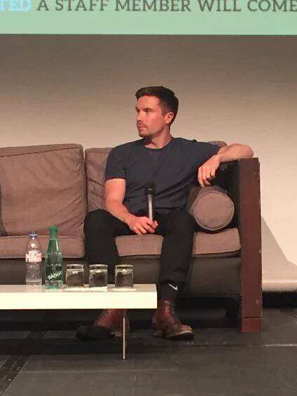 Soubor:Joe Dempsie Paris.jpg – Wikipedie