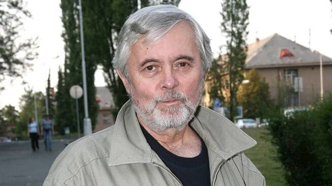 KVÍZ: Josef Abrhám by oslavil 85. narozeniny. Se kterou zpěvačkou chodil a co vyučoval v „Marečkovi“?