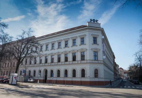 Vojtěch Dlask: Obětinka podle románu Leguánka A. M. Ortese pro klavír a komorní orchestr (světová premiéra)