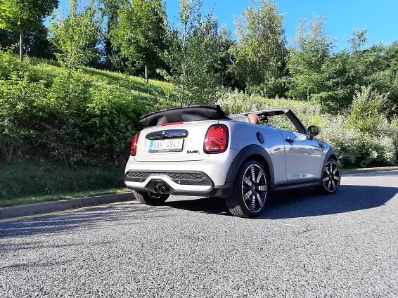 Mini Cooper S Cabrio: Bez střechy i s celou rodinkou na palubě