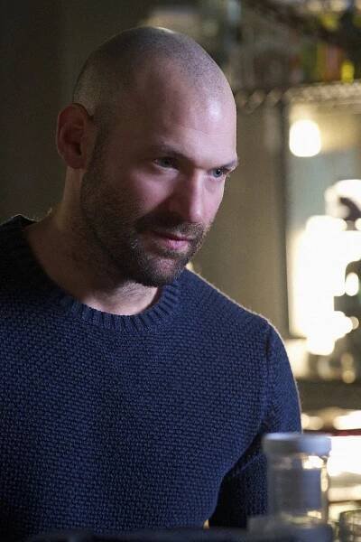 Agresivní virus - V nezapomnění - Z filmu - Corey Stoll