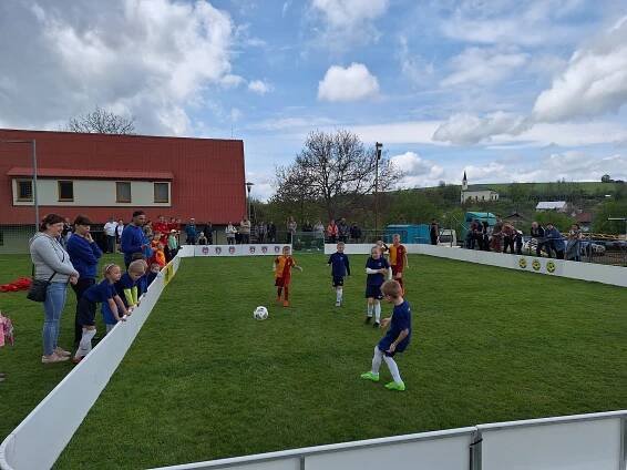 Duel Pitína s Rudicemi zahájil reprezentant Kúdela, hrála dechovka i cimbálovka