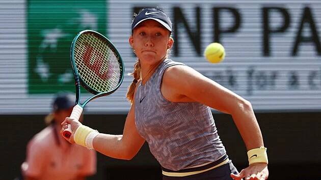 Ruska Mirra Andrejevová se napřahuje k úderu během semifinále Roland Garros.