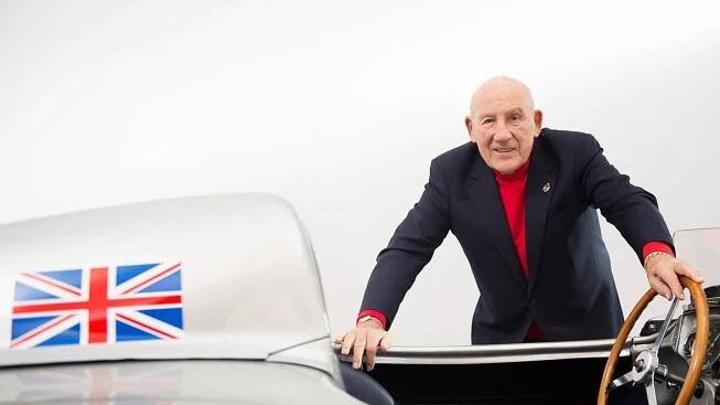 Nezničitelný playboy Stirling Moss: Vyhrál přes 200 závodů, miloval ženy a navzdory těžké havárii mu táhne na 90