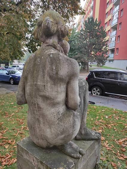 Soubor:Matka s dítětem, Praha Strašnice.jpg