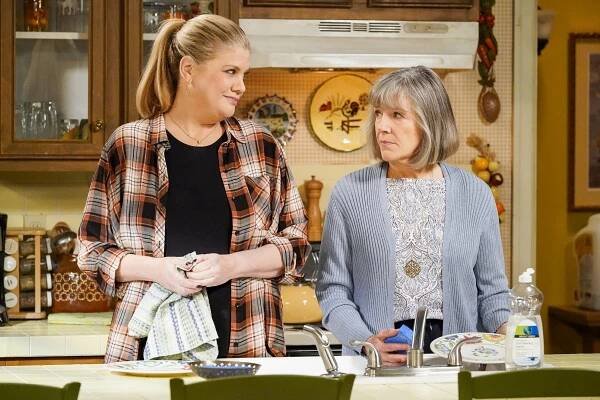 Máma - Krvavé hnáty a chemický zápach - Z filmu - Kristen Johnston, Mimi Kennedy