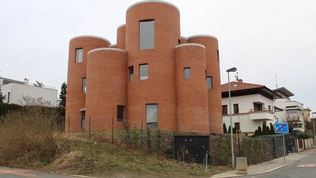 Takešiho hrad bývala úspěšná televizní soutěž. Dnes se tak říká domu Tomia Okamury - Médium.cz