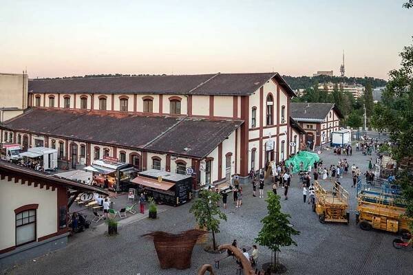 Pražská tržnice je plná života. Nabízí food truck zónu, zimní kino i mexický svátek mrtvých
