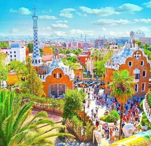 den berømte sommer park güell i barcelona set i sommervejr