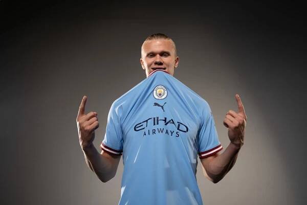 Norský fotbalový útočník Erling Braut Haaland při fotografování rád žertuje. A to i při svém představení jako nového hráče anglického klubu Manchester City. 