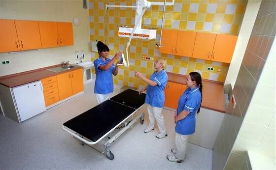 Budoucí zdravotní sestry (žákyně 4.ročníku) si prohlížejí vyšetřovnu chirurgie.