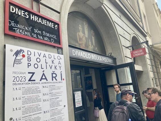 Fronta na vstupenky, Divadlo Bolka Polívky v Brně táhne navzdory stěhování