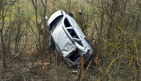 Tento automobil se při jiné nehodě doslova napíchl na strom | Seniorka ráno nepřežila náraz vozidla do betonové vpusti