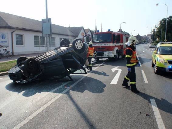 Po dopravní nehodě dvou vozidel na ulici Kojetínská v Kroměříži jedno auto skončilo na střeše | POŽÁRY.cz - ohnisko žhavých