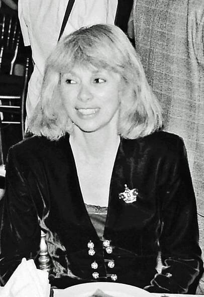 Mireille Darc. Delon o ní prohlásil, že byla jeho největší láskou. Žili spolu patnáct let, nikdy se ale nevzali.