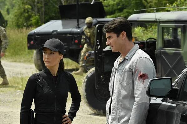 Prezident v pořadí - Bodnutí ocasem - Z filmu - Maggie Q, Ben Lawson