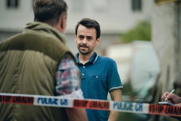 Jan Hofman vnové řadě krimiseriálu Hrdina hraje přitroublého policistu Víta Krejčího.