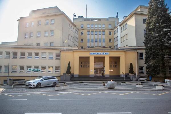 Razie v třinecké nemocnici: Sosnu obsadili policisté, odvedli ředitele Veverku