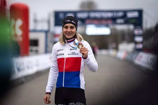 Kristýna Zemanová se zlatou medailí z mistrovství republiky v cyklokrosu 2024. Foto: Michal Červený