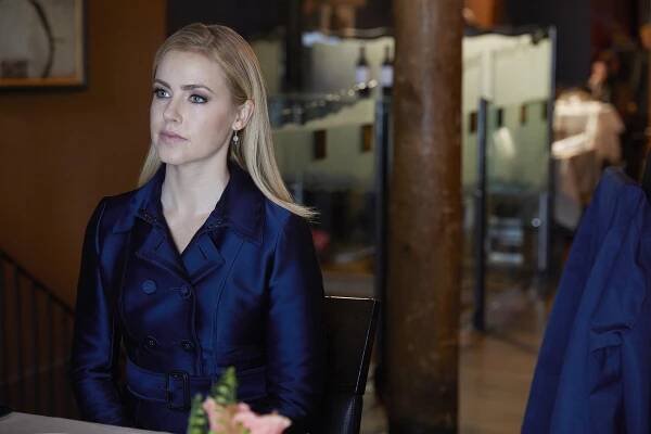 Kravaťáci - Pravá ruka - Z filmu - Amanda Schull