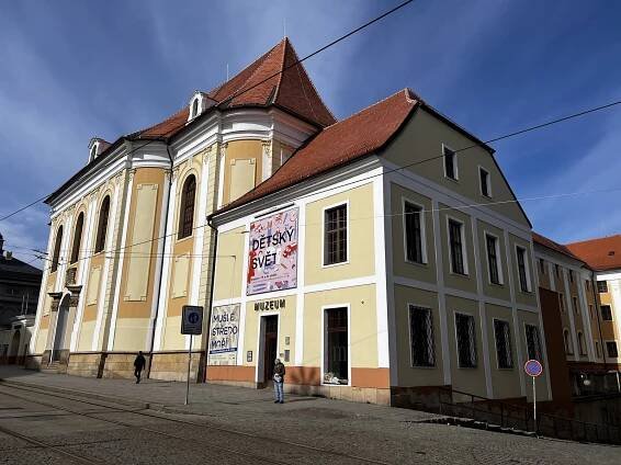 Hrozí pád? Budovu v centru Olomouce zkoumali statici, kus římsy už se zřítil