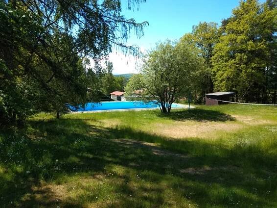 Pohled k osadě přes bazén - Hnačov - foto 37