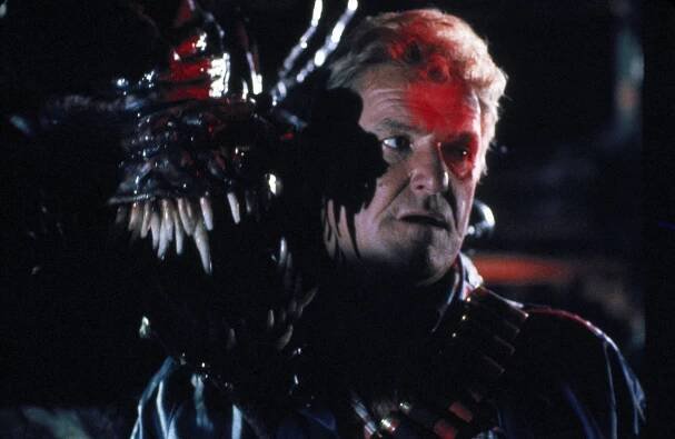 Temný vesmír - Z filmu - Charles Napier