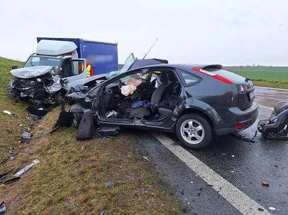 Tragická nehoda u Holubic: Zemřela žena, co vjela do protisměru. Vezla malé děti