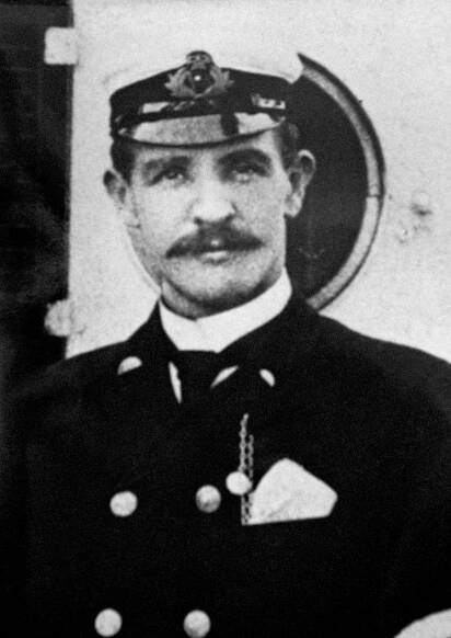 V době katastrofy lodi velel důstojník William McMaster Murdoch. 