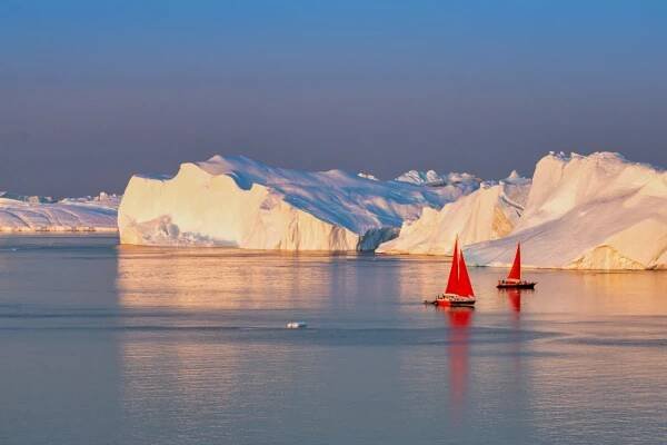 Grónsko Ilulissat ledovce u oceánu s res plachetnice — Stock obrázek