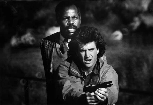 Mel Gibson and Danny Glover in Smrtonosná zbraň (1987)