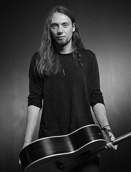 Mike Dawes, guitar player