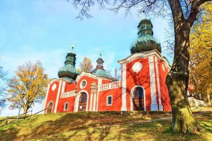 dolní kostel kalvárie v banské stiavnici během podzimu, unesco (slovensko) - banská bystrica - stock snímky, obrázky a fotky