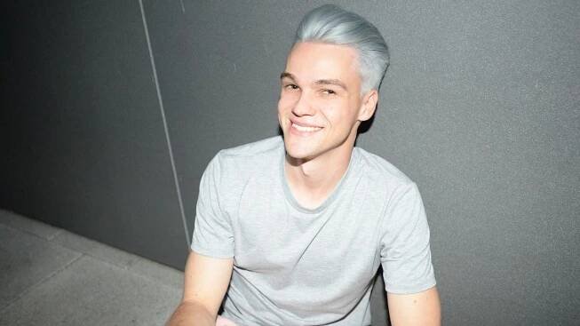 Idol dívčích srdcí je k nepoznání: Zapomeňte na sympatického bruneta, Mikolas Josef zešedivěl!