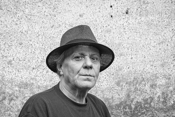 Třešňákova šťastná hodinka. Originální umělec slaví 75 a vydává nové album