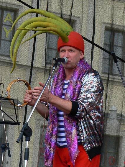 Soubor:Kašpárek v rohlíku - David Koller.jpg – Wikipedie