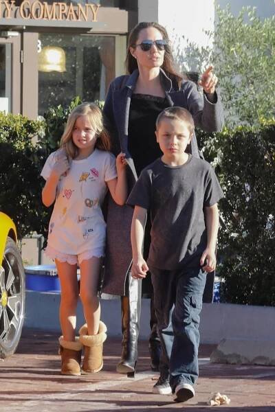 Angelina Jolie v roce 2017 s dvojčaty Vivienne a Knoxem.
