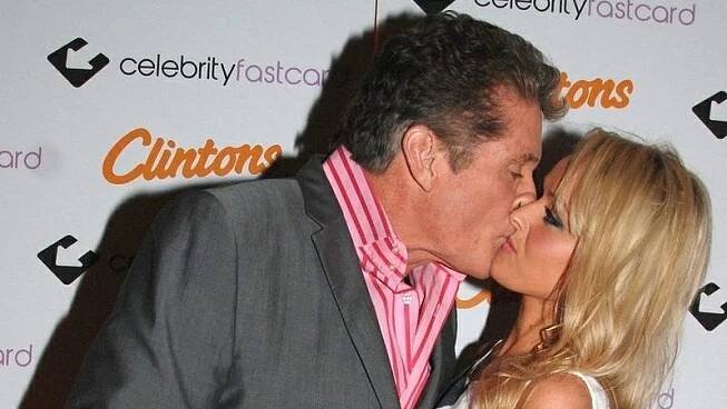 David Hasselhoff na Vánoce opustil své dcery a trávil svátky s přítelkyní ve Walesu