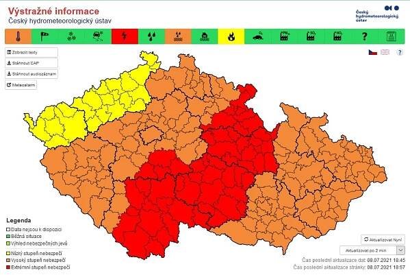 Česko zasáhnou silné bouřky. Meteorologové varují před kroupami i povodněmi