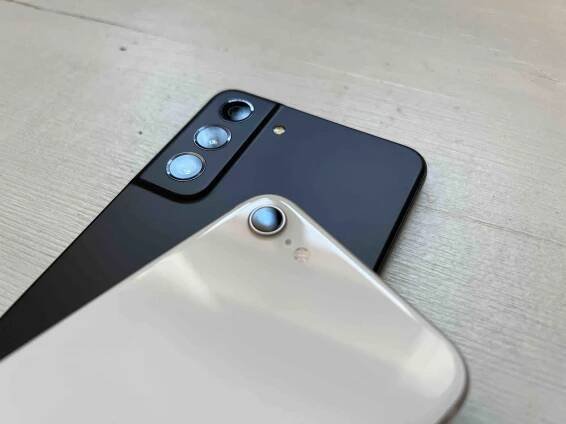Podívejte se na srovnání fotek z iPhonu SE 3 proti Galaxy S21 FE